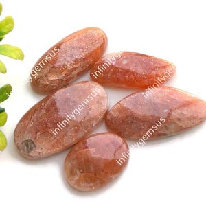 Bellissimo cabochon di pietra del sole, 20 x 31 mm circa, forme e dimensioni miste, lotto da 5 pezzi con gioielli a fondo piatto, cabochon fatto a mano, pietra lucidata 84452