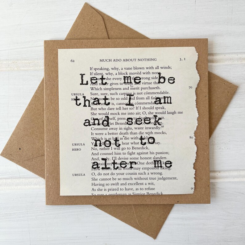 Op de afbeelding: Een handgemaakte wenskaart met een gescheurde papieren overlay met tekst uit Shakespeares "Much Ado About Nothing". De kaart staat op een bruine envelop, met de tekst "Let me be that I am and seek not to alter me."