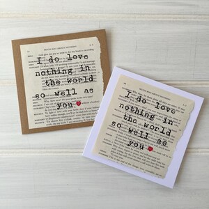 Op de afbeelding: Een set van drie keramische vazen in verschillende hoogtes en vormen. De vazen zijn geglazuurd in een matte witte afwerking, wat een minimalistische esthetiek biedt. De hoogste vaas is ongeveer 25 cm hoog.