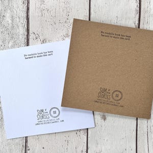 Op de afbeelding: Een witte keramische mok met een zwarte handgreep en de tekst "But First, Coffee" in een vetgedrukte, zwarte letter. De mok staat tegen een vage achtergrond, wat een gezellige setting suggereert.