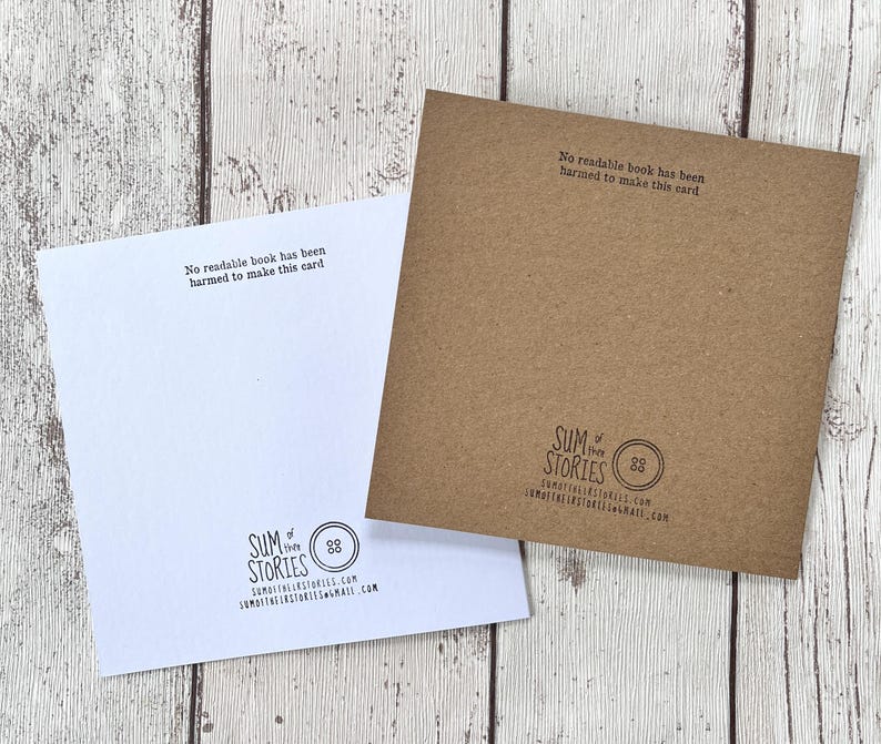 Op de afbeelding: Een witte keramische mok met een zwarte handgreep en de tekst "But First, Coffee" in een vetgedrukte, zwarte letter. De mok staat tegen een vage achtergrond, wat een gezellige setting suggereert.