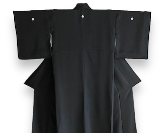 women kimono,black kimono in silk,formal black,fully lined,kamon,family crests,japanese kimono,