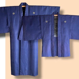Peut inclure: Deux robes japonaises bleues à motif en losange. Les robes ont un design traditionnel et sont faites d'un tissu doux et confortable.