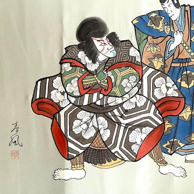 Puede incluir: Una pintura japonesa tradicional que representa a dos figuras con trajes elaborados. La figura de la izquierda est&aacute; sentada y lleva una t&uacute;nica con estampado marr&oacute;n y blanco con detalles rojos. La figura de la derecha est&aacute; de pie y lleva una t&uacute;nica con estampado azul y dorado. La pintura est&aacute; sobre un fondo verde claro.