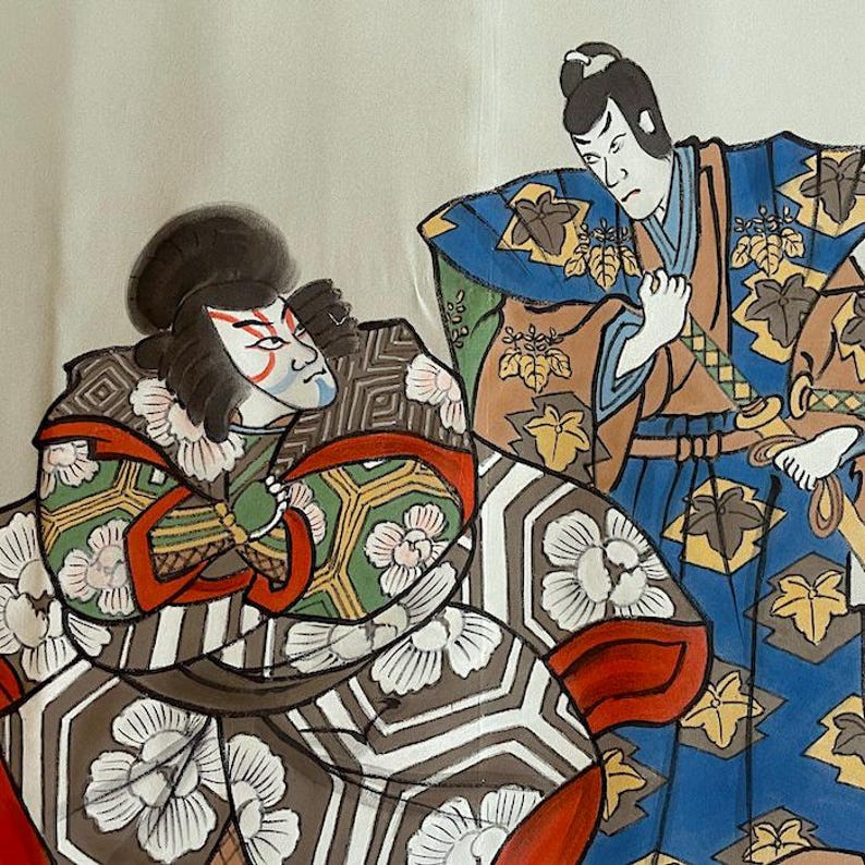 Puede incluir: Dos figuras con vestimenta tradicional japonesa, una con una m&aacute;scara facial blanca y la otra con una m&aacute;scara facial blanca y negra, se representan en una pintura colorida. Las figuras visten t&uacute;nicas elaboradas con patrones florales y geom&eacute;tricos. La pintura est&aacute; realizada sobre un fondo beige claro.