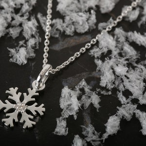 Snowflake Pendant Necklace, Silver Snowflake Christmas Necklace.