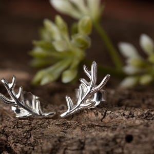 Boucles d&#39;oreilles en argent sterling avec bois de cervidé et grimpeur : bijoux en forme de cerf