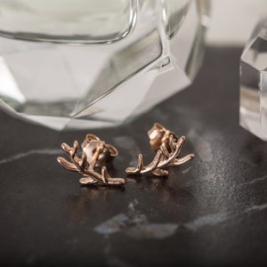 Clous d&#39;oreilles en or rose et bois de cerf vermeil