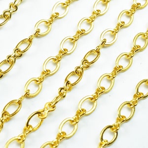 Puede incluir: Cadena de oro con eslabones ovalados. La cadena está hecha de metal y tiene un acabado brillante.