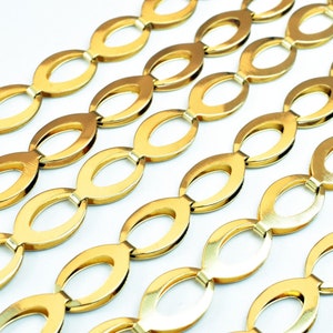 Op de afbeelding: Gouden ketting met ovale schakels. De ketting is gemaakt van metaal en heeft een glanzende afwerking.
