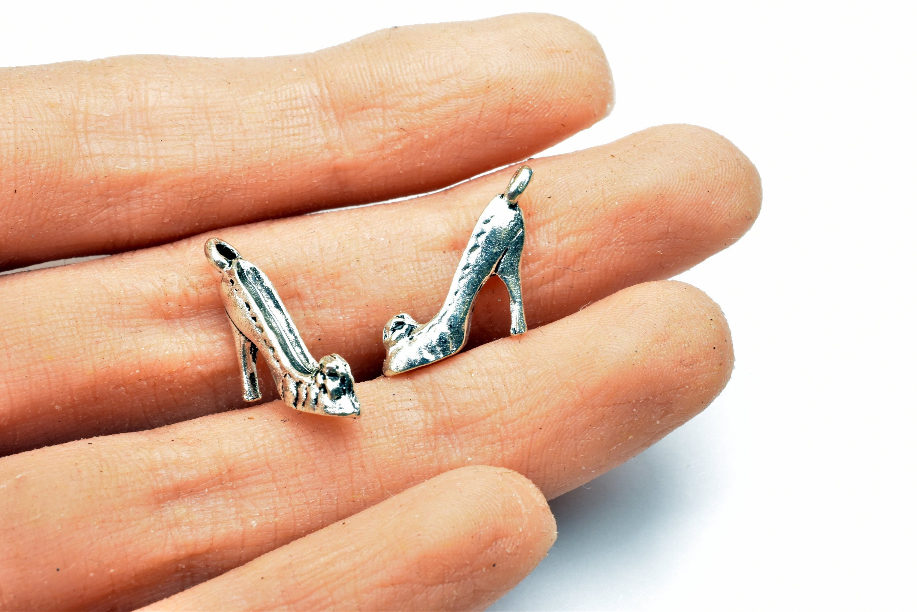 10個のハイヒールシューズチャーム、アンティークチベットシルバー