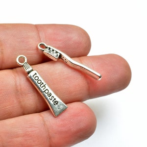 9 Stk. Zahnpasta oder Zahnbürste Charm Größe 28x6,5mm, Größe 29x5mm silber farbe 3D Charm Anhänger Finden zur Schmuckherstellung