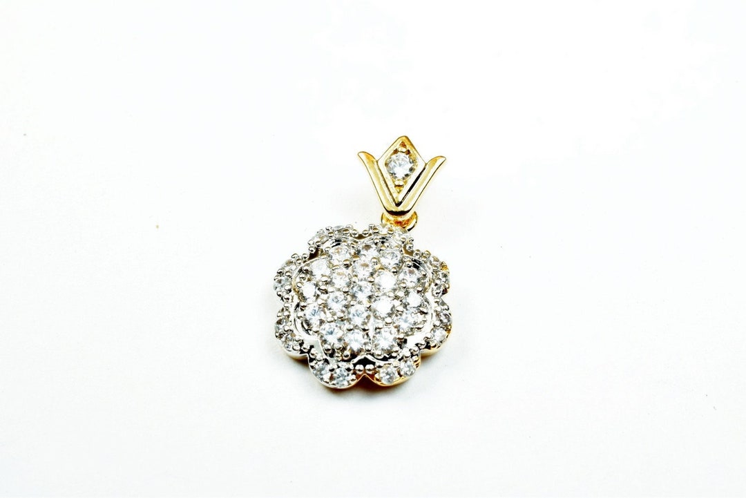 18K PVD Gold Rhinestone Cz Cubic Zirconia Flower Pendant 18K PVD Gold Rhinestone Cz Cubic Zirconia Flower Pendant