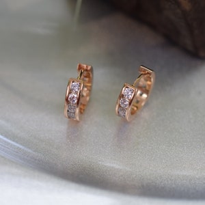 Aro abrazando pendiente 18kt PVD Hallazgos de pendiente de oro con circón cúbico claro 2 lados hermosas damas tamaño niña 16mm para la fabricación de joyas