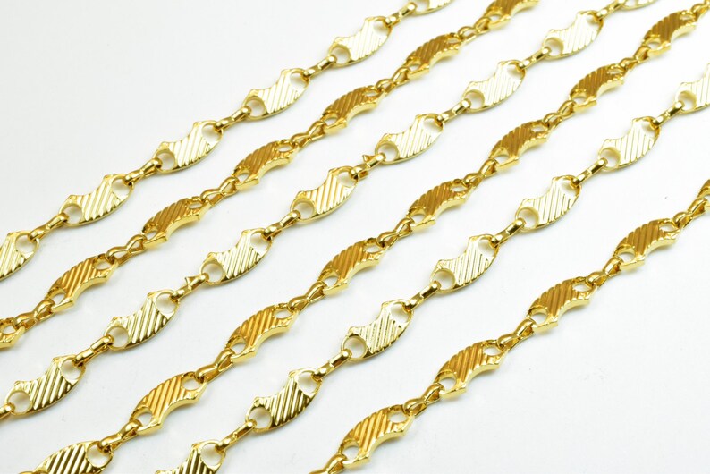 Op de afbeelding: Gouden ketting met een uniek, getextureerd ontwerp van visvormige schakels.