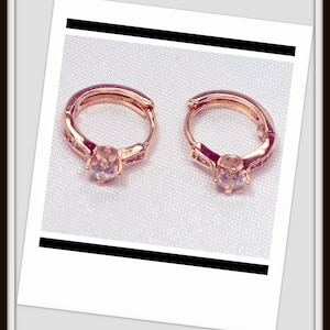 Aro abrazando pendiente 18kt 18K PVD Hallazgos de pendientes de oro con circón cúbico claro hermosas damas tamaño 15mm para joyería haciendo 11l5