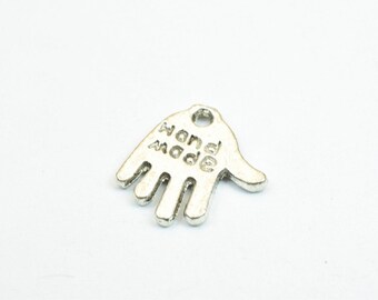 Puede incluir: Encanto de plata en forma de mano con las palabras "Hand Made" inscritas en él.