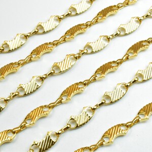 Op de afbeelding: Gouden ketting met een textuur, visvormig schakeld ontwerp.