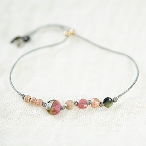 Bracelet de pierres semi-précieuses, tourmalines, boules diamantées, en gold filled rosé 14 carats, monté sur cordon.