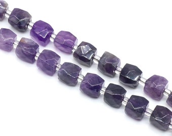 Peut inclure: Un brin de perles d'améthyste facettées, chaque perle est de couleur violet foncé et a une forme carrée. Les perles sont enfilées sur un fil d'argent.