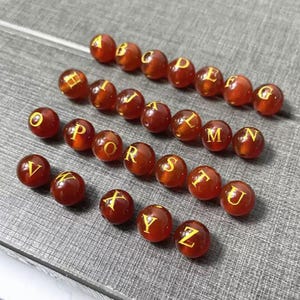 10 cuentas espaciadoras sueltas de ágata con letras del alfabeto de 8 mm y 10 mm, cuentas de ágata roja, cuentas con letras, cuentas con nombre, materiales hechos a mano con cuentas para bricolaje.