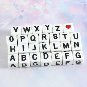 10 piezas de cuentas espaciadoras sueltas de cerámica con letras del alfabeto cuadradas de 8 mm, cuentas de cerámica cuadradas, cuentas con letras, cuentas con nombres, materiales hechos a mano con cuentas para bricolaje