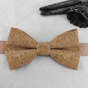 Peut inclure: Un nœud papillon en liège brun. Le nœud papillon est fait de liège naturel et a un design simple et élégant.
