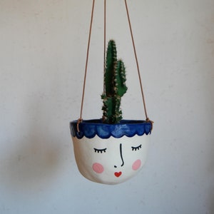 Cache-pot suspendu en céramique pour plante visage bleu