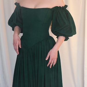 emerald green linen dress flowing skirt renaissance style