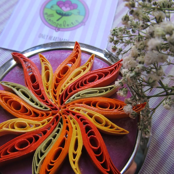 Specchietto da borsa con decorazione sole lavorato in quilling