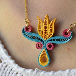 Collana Mexico in ciano magenta e giallo in filigrana di carta