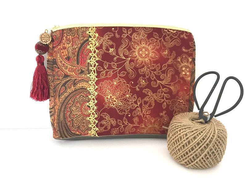 Medium size cosmetic bag, Medium size toiletry bag 'Victoria and Albert' image 2