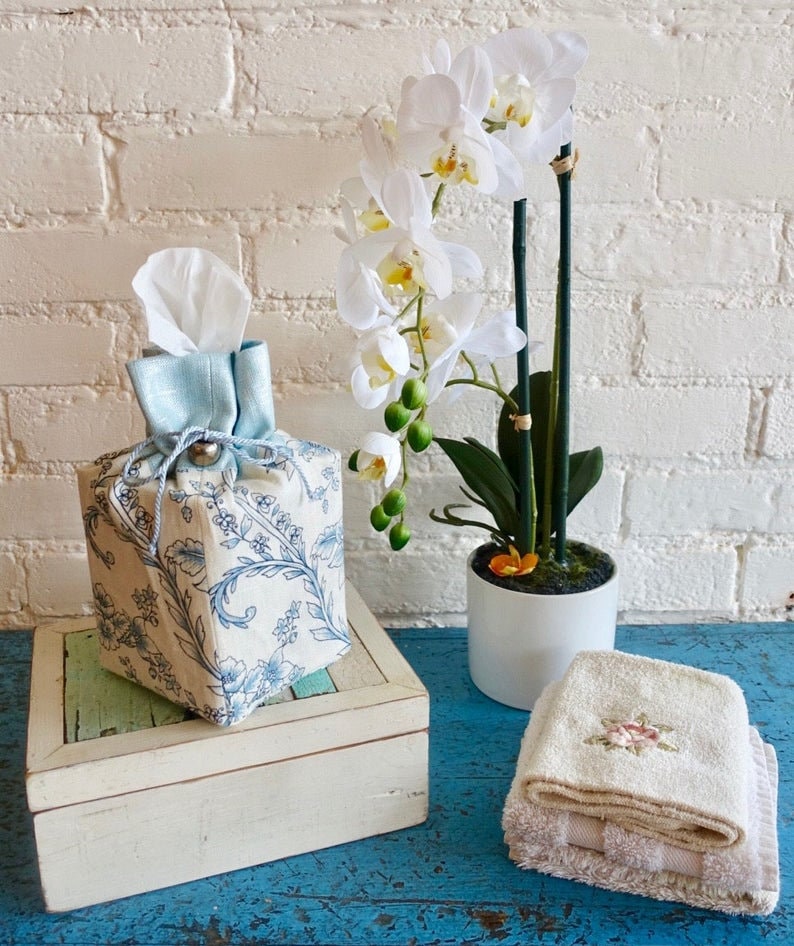 Tissue box cover with frill, 'Shimmery linen'