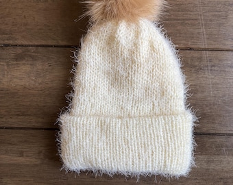 Gorro de punto suave color crema con pompón, acogedor gorro de invierno hecho a mano, cálido gorro de crochet neutro y esponjoso, bonito regalo para el frío.