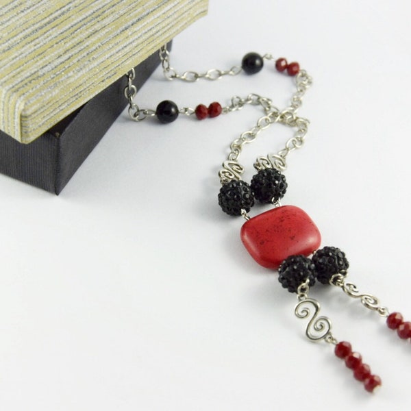 Schwarz Rot Medaillon Kette, Lange ausgefallene Glitzerkette, Unikat Modeschmuck auffällig modern, extravagante Statement Ornament Halskette