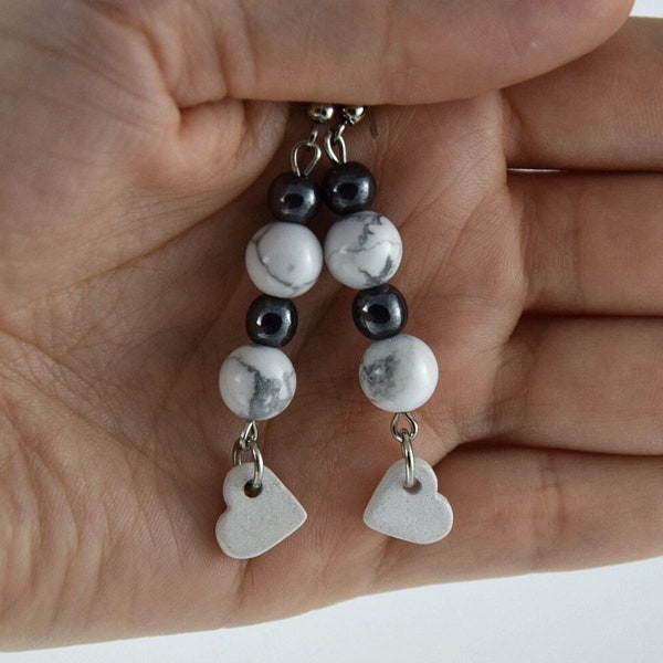 Herz Ohrringe aus Howlith & Hematite Edelstein Perlen, schlichte weiß grau Ohrhänger, Geschenk Muttertag Mama,Jahrestag Geschenkidee für sie