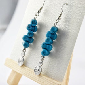 Türkis Ohrringe mit Anhänger Spirale, verspielte boho Ornament Hängeohrringe, edle Edelstein Ohrhänger in Blau & Silber, Statement Schmuck