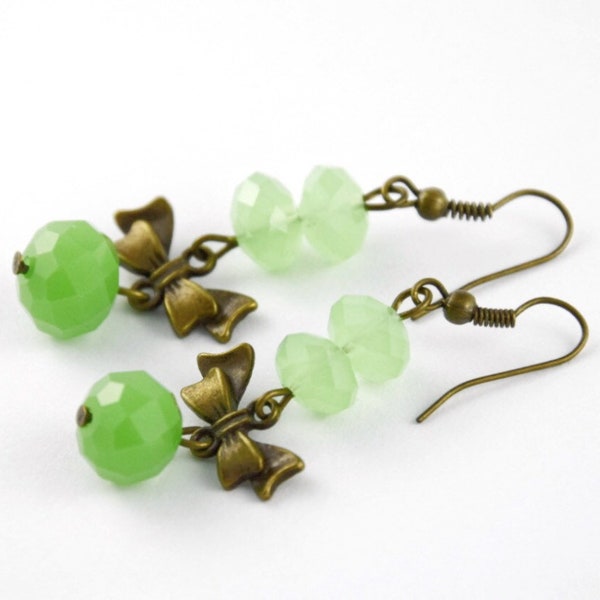Grüne Glasperlen Ohrringe mit Anhänger Schleife