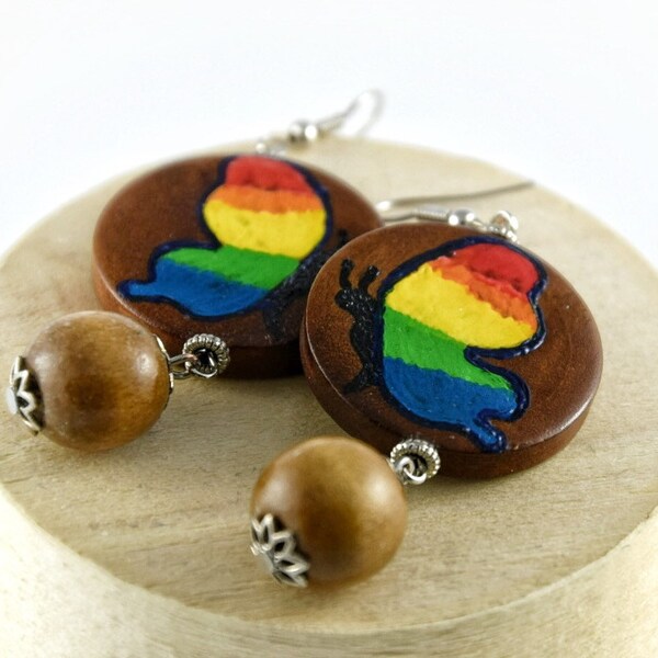 Pride Schmuck, Holz Ohrringe mit Hand bemalten Schmetterlingen, extravagant hippie Regenbogen Hängeohrringe, ethnische Unikat Geschenkidee