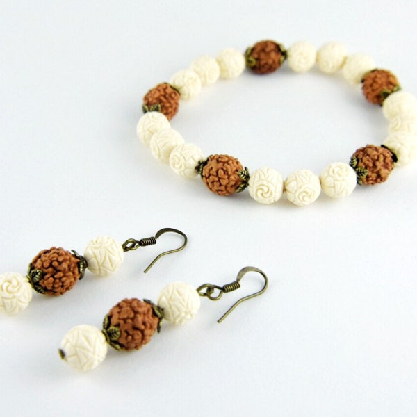 Boho Armband & Ohrringe aus Rudraksha und Ornament Perlen, ethno Schmuck Set, Ohrhänger beige, chakra Armband braun, Geschenk Muttertag Mama