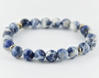 Unisex Sodalith Perlenarmband weiß & blau matt, Statement Sommer Schmuck für Herren, Freundin, Damenarmband modern, Männerarmband schlicht