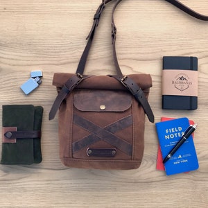 Waxed messenger bag urban style, small messenger for every day