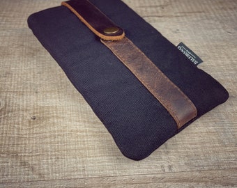 Waxed smartphone case for travel and events, universal cell phone case to carry hanging or on the belt, mobile case with anti-theft design.