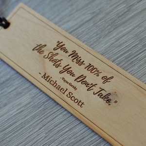 Peut inclure: Signet en bois avec la citation "Vous ratez 100% des tirs que vous ne faites pas." - Wayne Gretzky - Michael Scott.