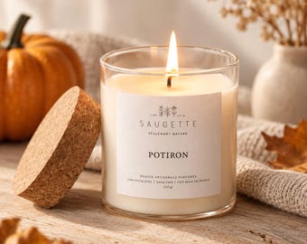 May include: A lit scented candle in a clear glass jar with a cork lid. The white label reads SAUGETTE SEULEMENT NATURE POTIRON, with additional text including 200 gr. The candle features a single burning wick and creamy white wax.
