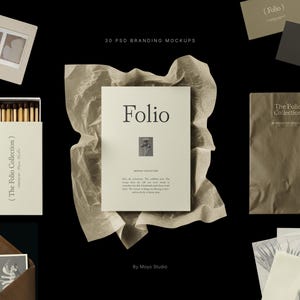 Op de afbeelding: Een branding mockup met diverse briefpapierartikelen. Bevat een boek met de titel "Folio", een lucifersdoos, enveloppen en visitekaartjes. De items zijn gerangschikt op een zwarte ondergrond.