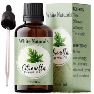 Könnte beinhalten: Eine braune Glasflasche mit einer Tropfpipette gefüllt mit Citronella-Öl. Die Flasche ist mit "White Naturals Citronella Essential Oil 1 oz/30 ml" beschriftet. Das Etikett enthält auch einen grünen Kreis mit einer Illustration einer Citronella-Pflanze. Die Flasche steht neben einer weißen Schachtel mit grünem Text, auf der "White Naturals Citronella Essential Oil 1 oz/30 ml" steht. Die Schachtel listet auch die Vorteile und Anweisungen zur Verwendung des Öls auf.