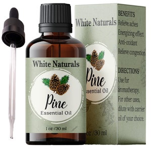 Peut inclure: Une bouteille en verre brun d'huile essentielle de pin White Naturals avec un compte-gouttes. L'étiquette présente une illustration de pomme de pin et le texte "Pine Essential Oil". La boîte indique les bienfaits et les instructions. Contient 30 ml.