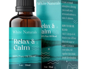 Könnte beinhalten: Eine braune Glasflasche mit schwarzem Verschluss, beschriftet mit "White Naturals Relax & Calm 100% Pure Oil Blend 1 oz / 30ml". Die Flasche steht neben einer Schachtel mit dem gleichen Etikett und dem Text: "VORTEILE Schaffen Sie eine ruhige Atmosphäre, die es Ihnen ermöglicht, Stress abzubauen und einen Zustand der Ruhe zu erreichen. ANWENDUNG DES ÖL-BLEND: Geben Sie 3-5 Tropfen Öl-Mischung in Ihren mit Wasser gefüllten Diffusor oder tragen Sie 1-2 Tropfen auf Ihre Handflächen auf, reiben Sie sie zusammen und atmen Sie dann tief durch, um sich zu entspannen."