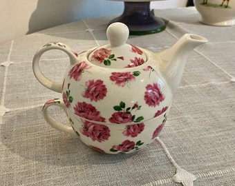 Graziosa teiera e tazza floreali rosa e bianche per un set da tè in chintz